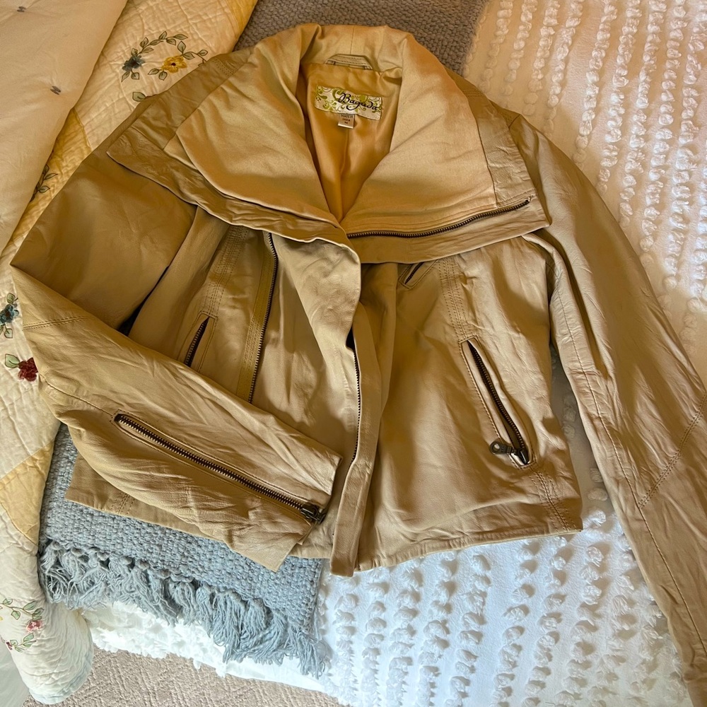Waist leather jacket With large collar.
